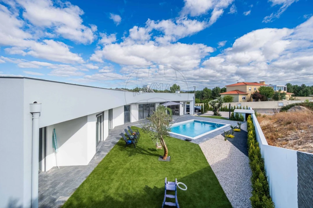 Moradia T4 para Venda em Fernao Ferro Foto 1