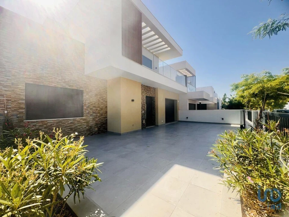 Moradia T4 para Venda em Quarteira Foto 3