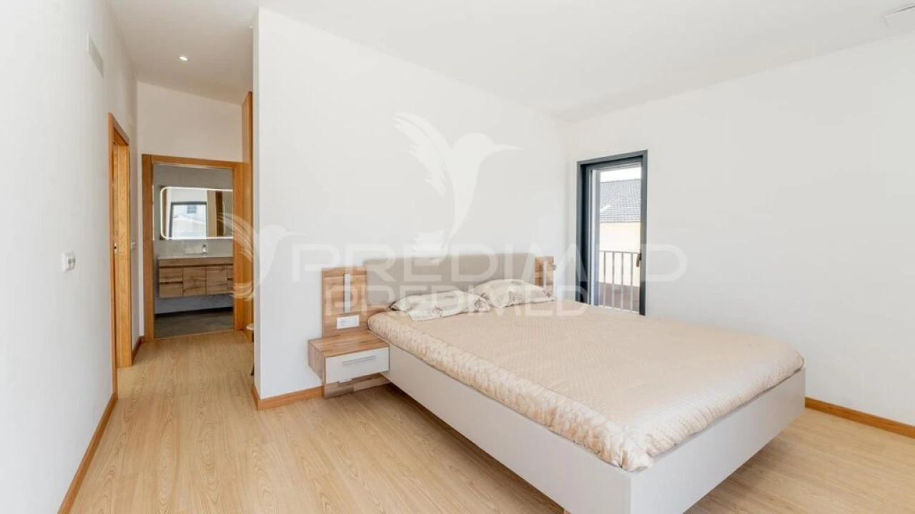 Moradia T4 para Venda em Silveira Foto 18