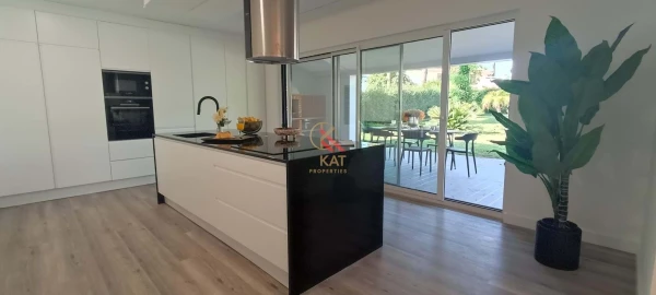 Moradia T4 para Venda em Charneca de Caparica e Sobreda