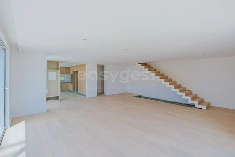 Moradia T4 para Venda em Santa Maria, São Pedro e Matacães Foto 3