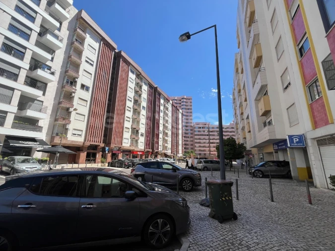 Garagem para Arrendamento em São Domingos de Benfica Foto 2