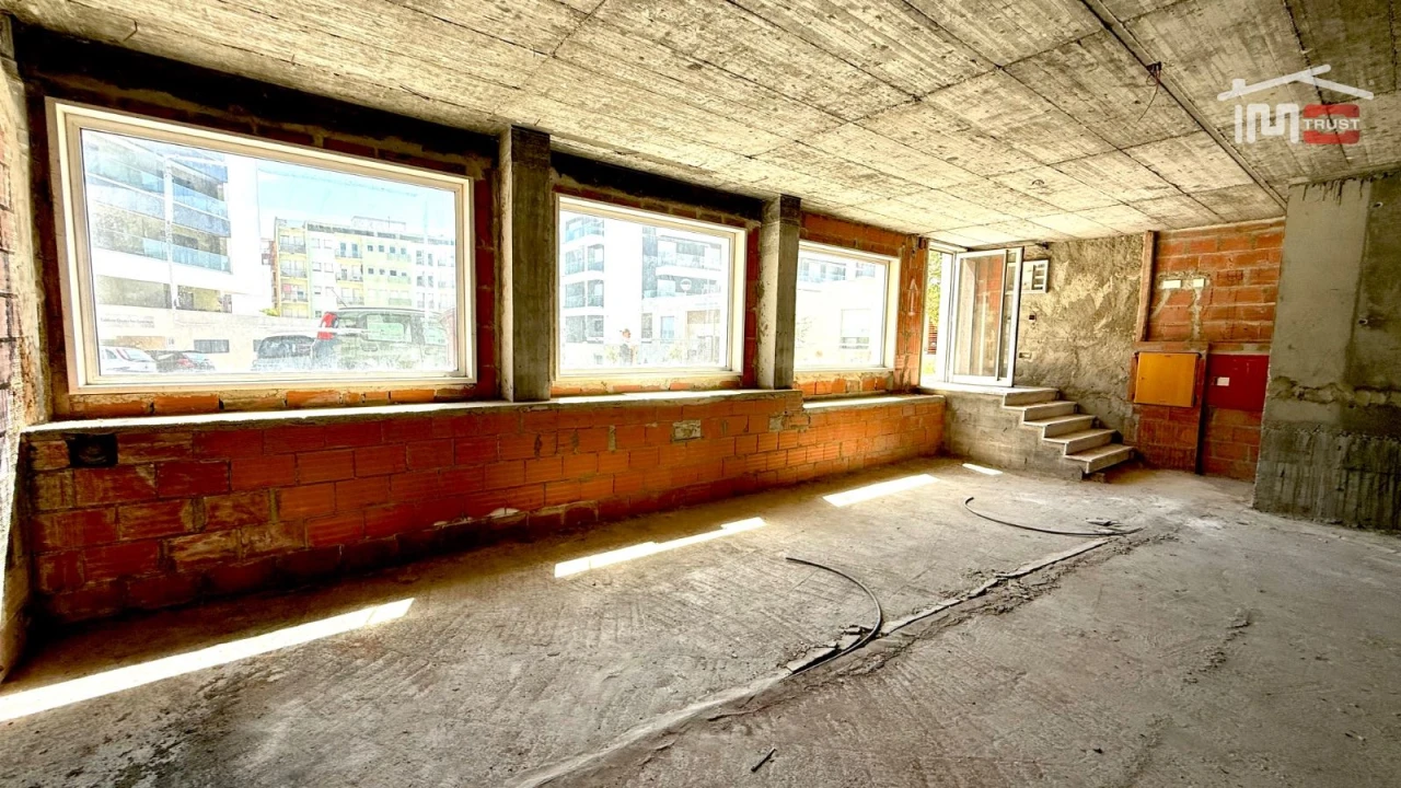 Loja para Venda em Camarate, Unhos e Apelação Foto 17