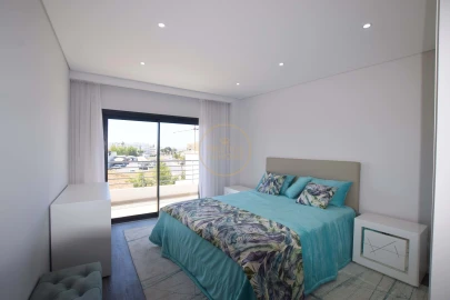 Apartamento T3 para Venda em Quelfes