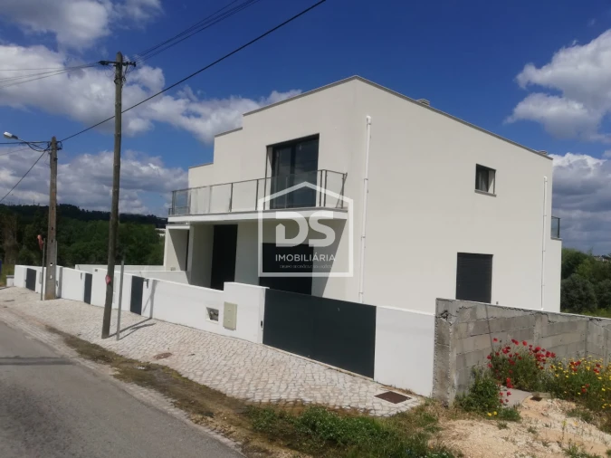 Moradia T4 para Venda em Nossa Senhora das Misericordias Foto 1