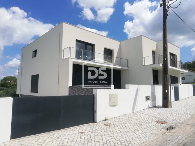 Moradia T4 para Venda em Nossa Senhora das Misericordias Foto 1