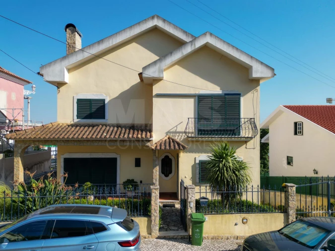 Moradia T4 para Venda em Ramada e Caneças Foto 1