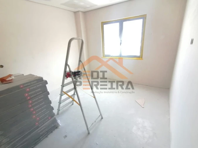 Apartamento T3 para Venda em Camarate, Unhos e Apelação Foto 24