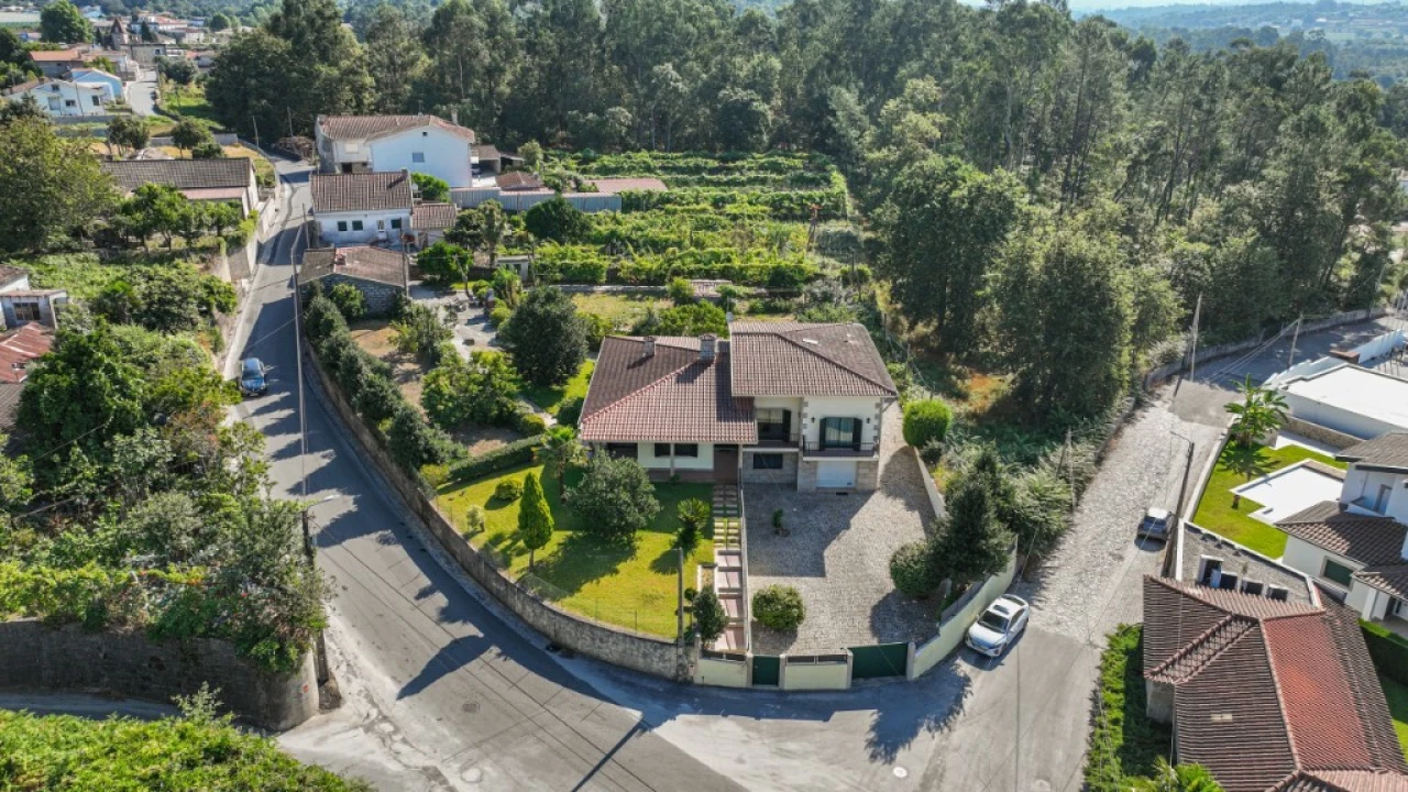 Moradia T4 para Venda em Lago Foto 3