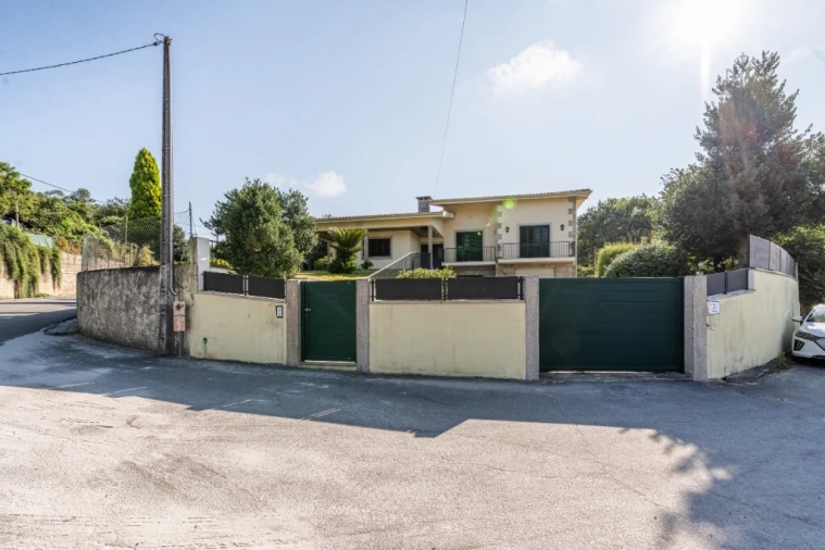 Moradia T4 para Venda em Lago Foto 5