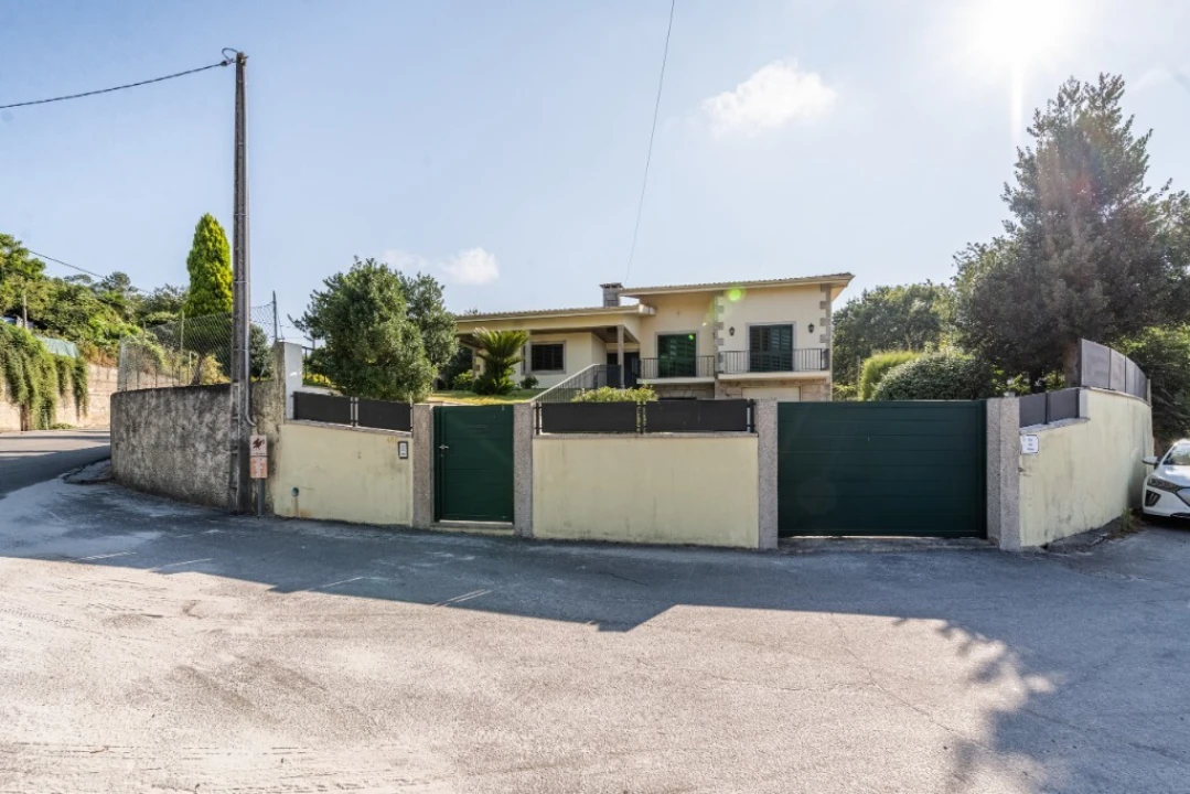 Moradia T4 para Venda em Lago Foto 5