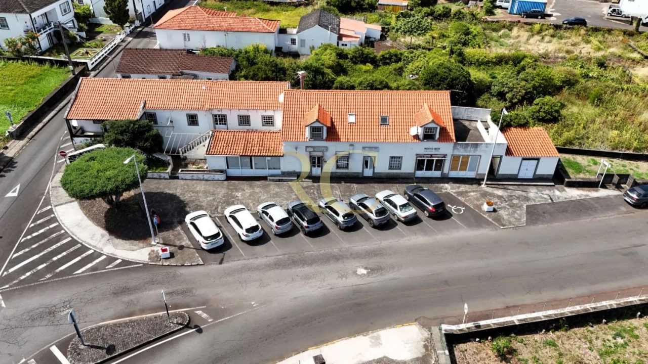 Moradia T9 para Venda em São Roque do Pico Foto 1