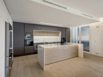 Apartamento T3 para Venda em Carcavelos e Parede