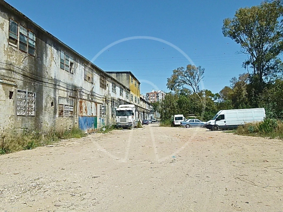 Terreno Comércio / Armazém para Venda em Cacém e São Marcos Foto 8