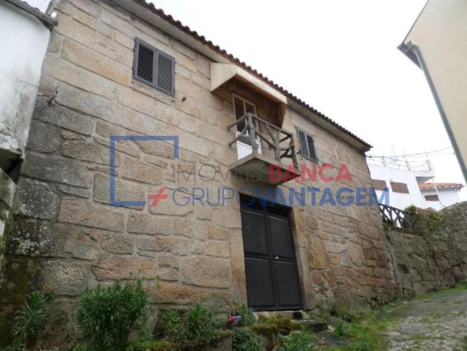 Moradia T2 para Venda em Sanfins do Douro Foto 1