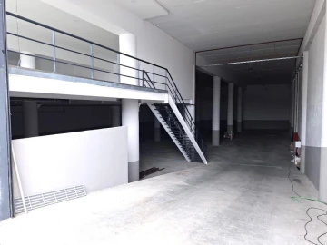 Armazém para Venda em Santo Tirso, Couto (Santa Cristina e São Miguel) e Burgães