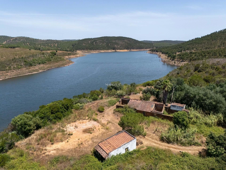 Terreno para Venda em Lagos (São Sebastião e Santa Maria) Foto 1