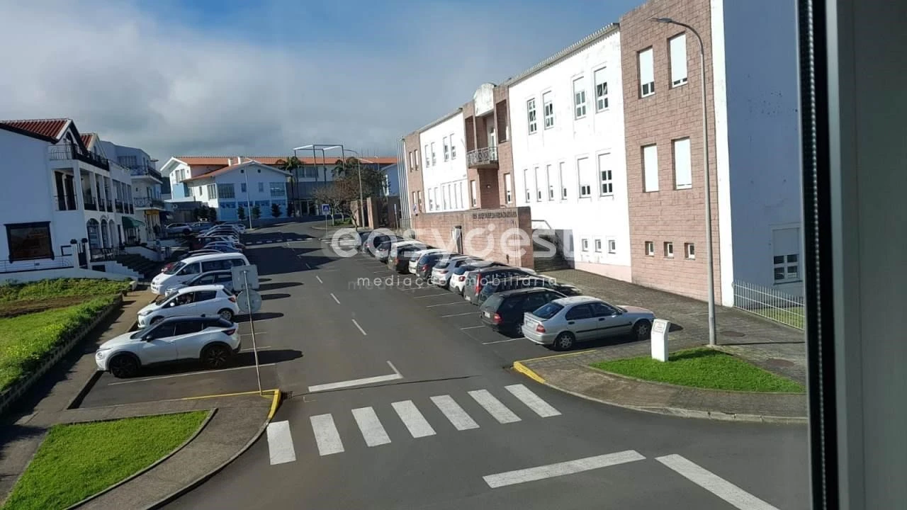 Prédio para Venda em Praia da Vitoria (Santa Cruz) Foto 2