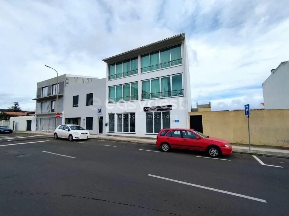 Prédio para Venda em Praia da Vitoria (Santa Cruz) Foto 3