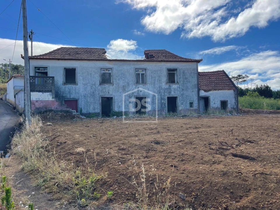 Moradia T4 para Venda em Prazeres Foto 1