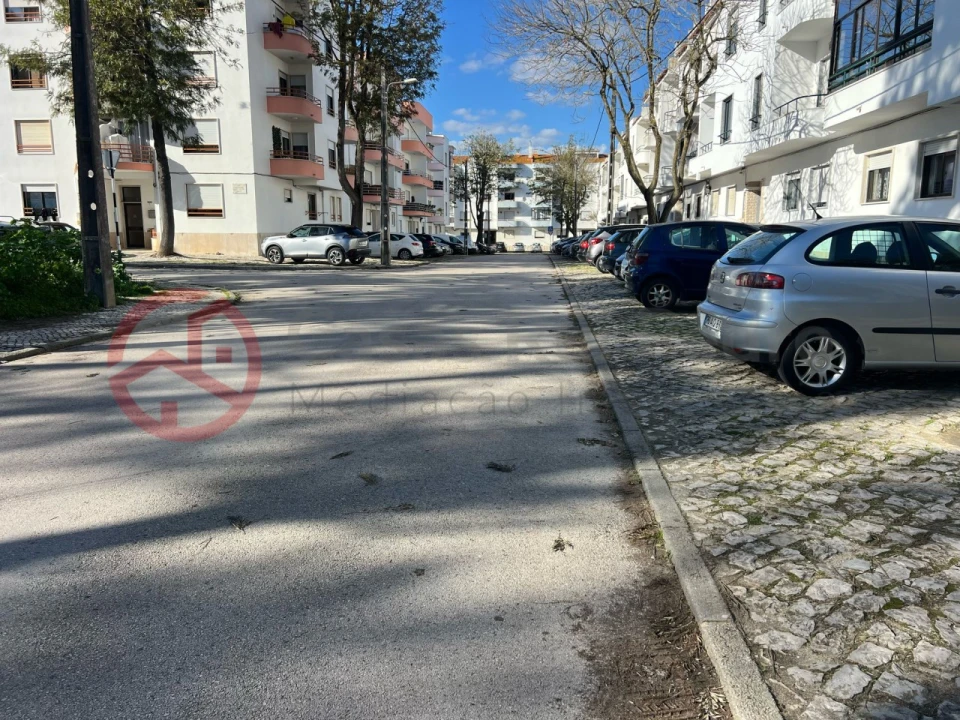 Garagem para Venda em Charneca de Caparica e Sobreda Foto 2