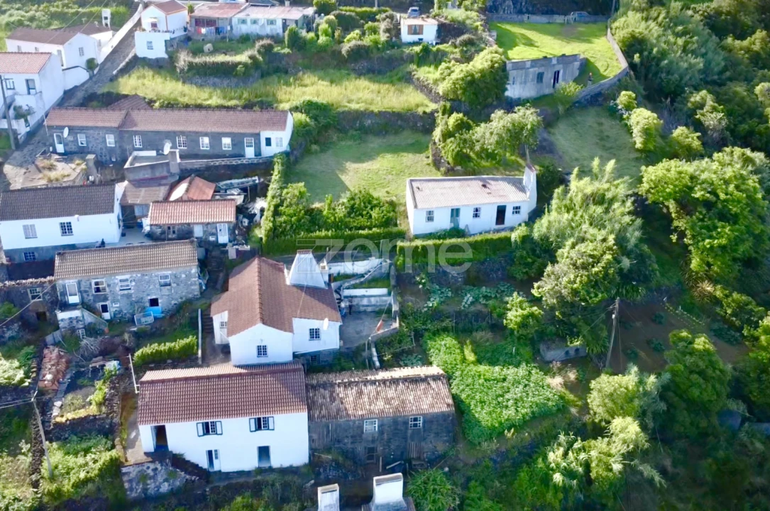 Moradia T4 para Venda em Ribeiras Foto 3