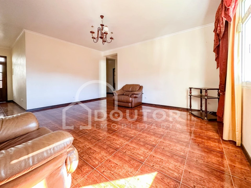 Moradia T3 para Venda em Estreito de Camara de Lobos Foto 11