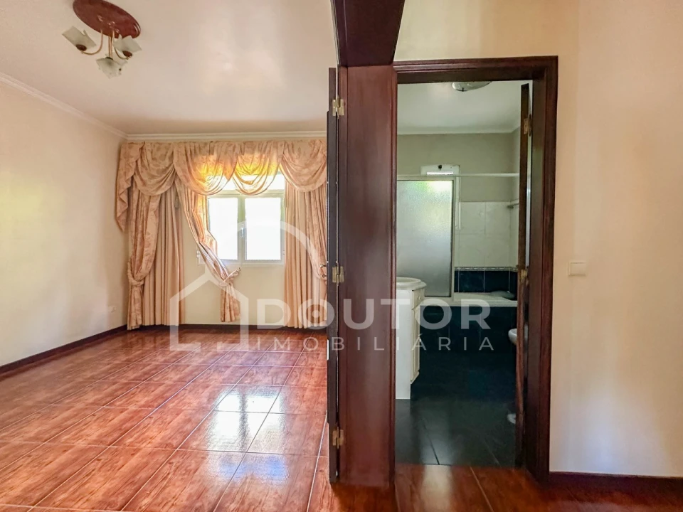 Moradia T3 para Venda em Estreito de Camara de Lobos Foto 18