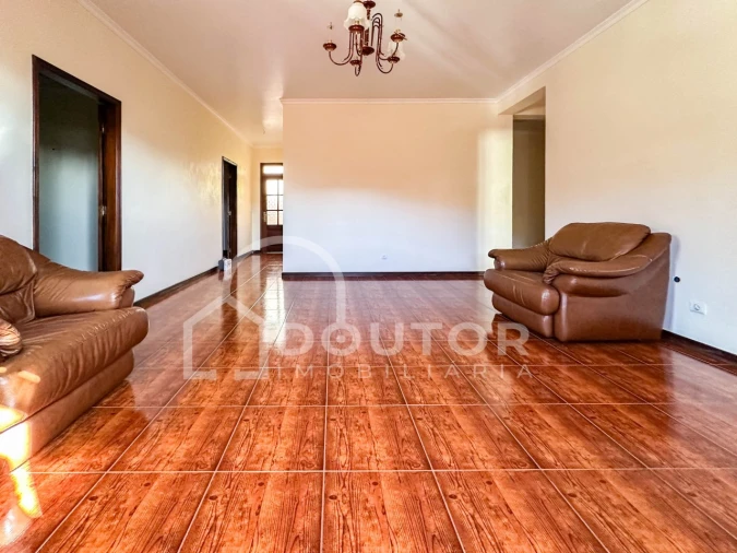 Moradia T3 para Venda em Estreito de Camara de Lobos Foto 9