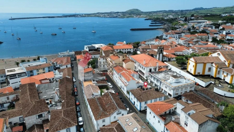 Moradia T4 para Venda em Praia da Vitoria (Santa Cruz) Foto 1