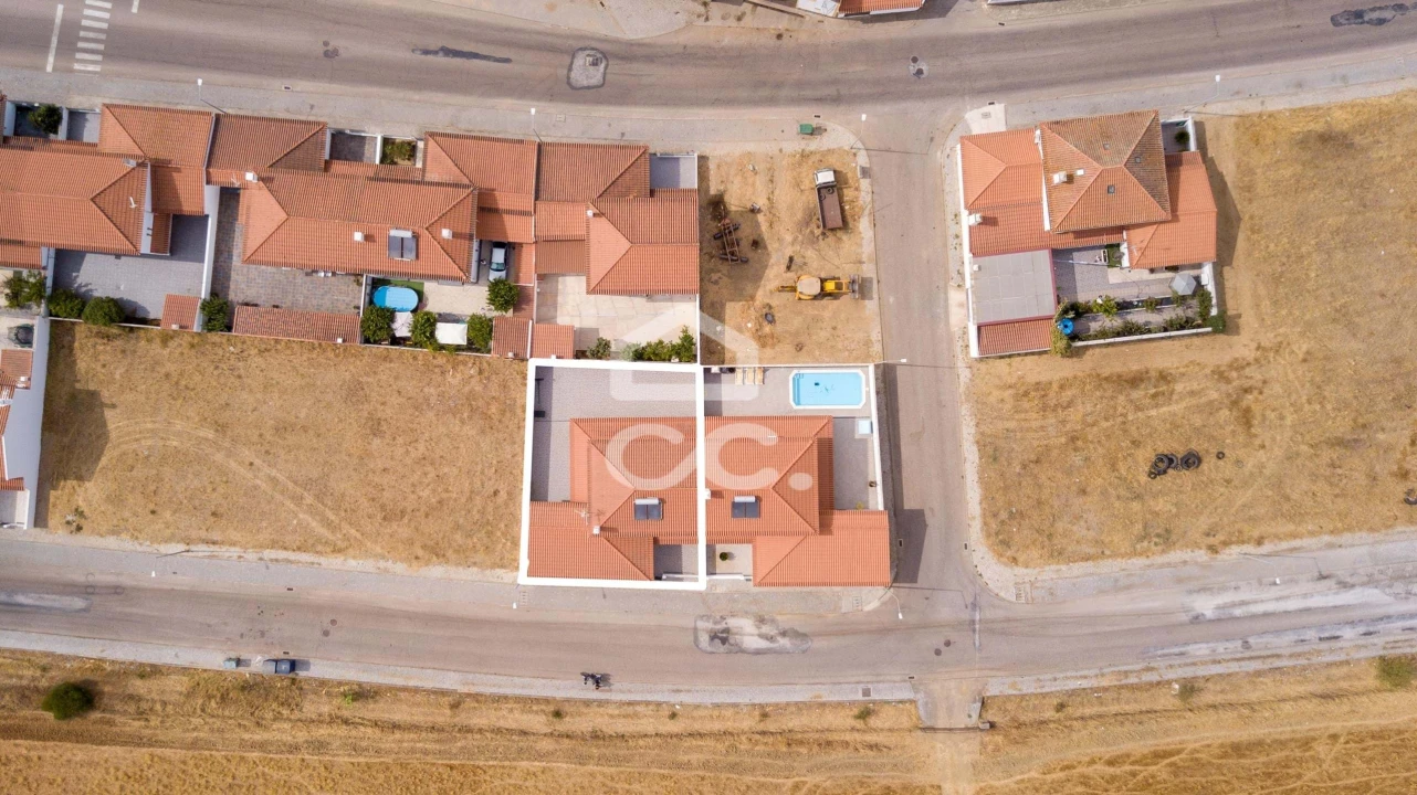 Moradia T4 para Venda em Mourão Foto 26