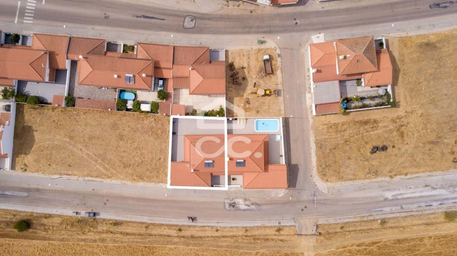 Moradia T4 para Venda em Mourão Foto 26