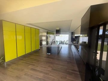 Moradia T5 para Venda em Charneca de Caparica e Sobreda