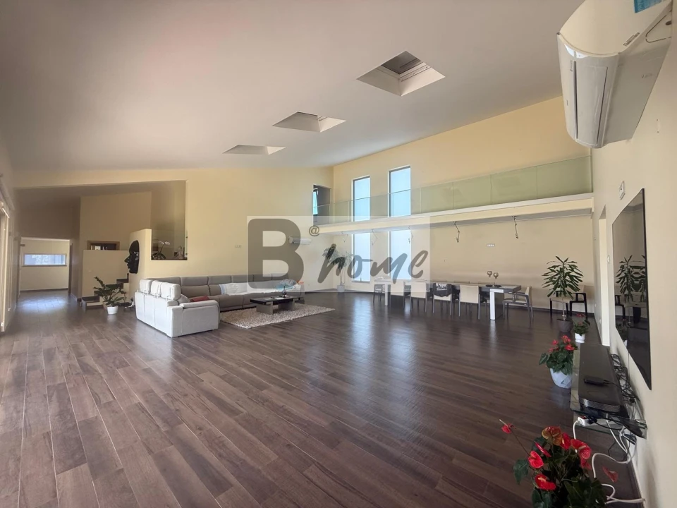 Moradia T5 para Venda em Charneca de Caparica e Sobreda Foto 3