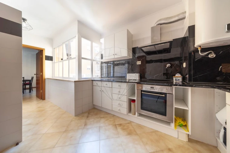 Apartamento T3 para Venda em Campolide Foto 24