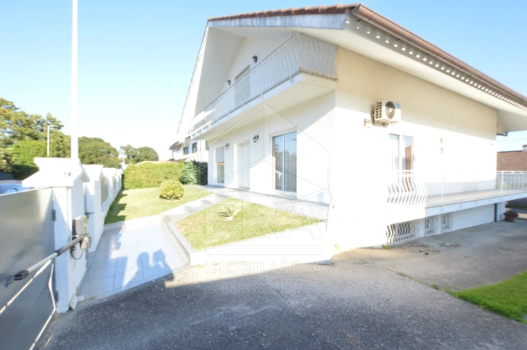 Moradia T4 para Venda em Palmeira de Faro e Curvos