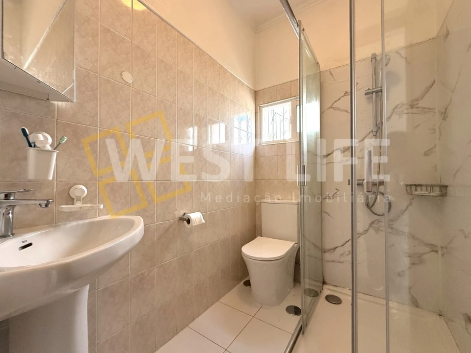 Moradia T5 para Venda em Igreja Nova e Cheleiros Foto 8