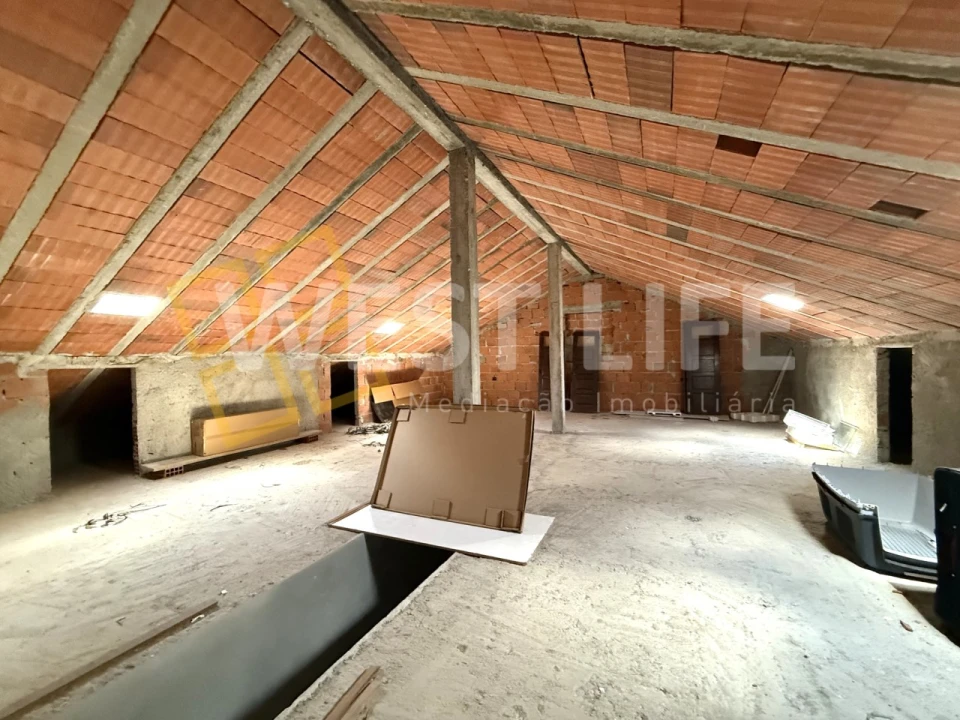 Moradia T5 para Venda em Igreja Nova e Cheleiros Foto 37