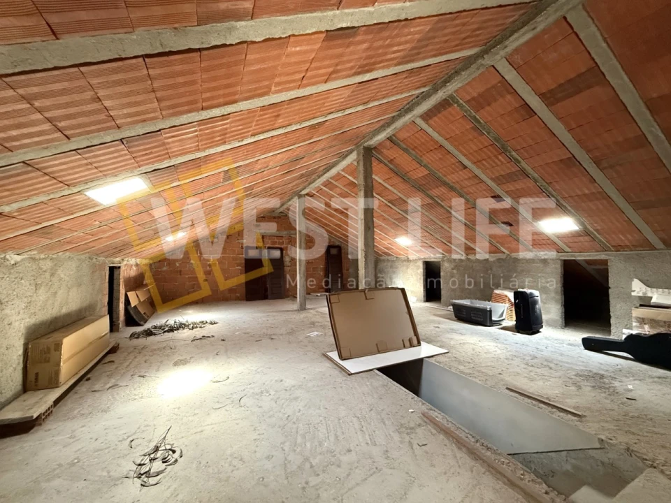 Moradia T5 para Venda em Igreja Nova e Cheleiros Foto 36