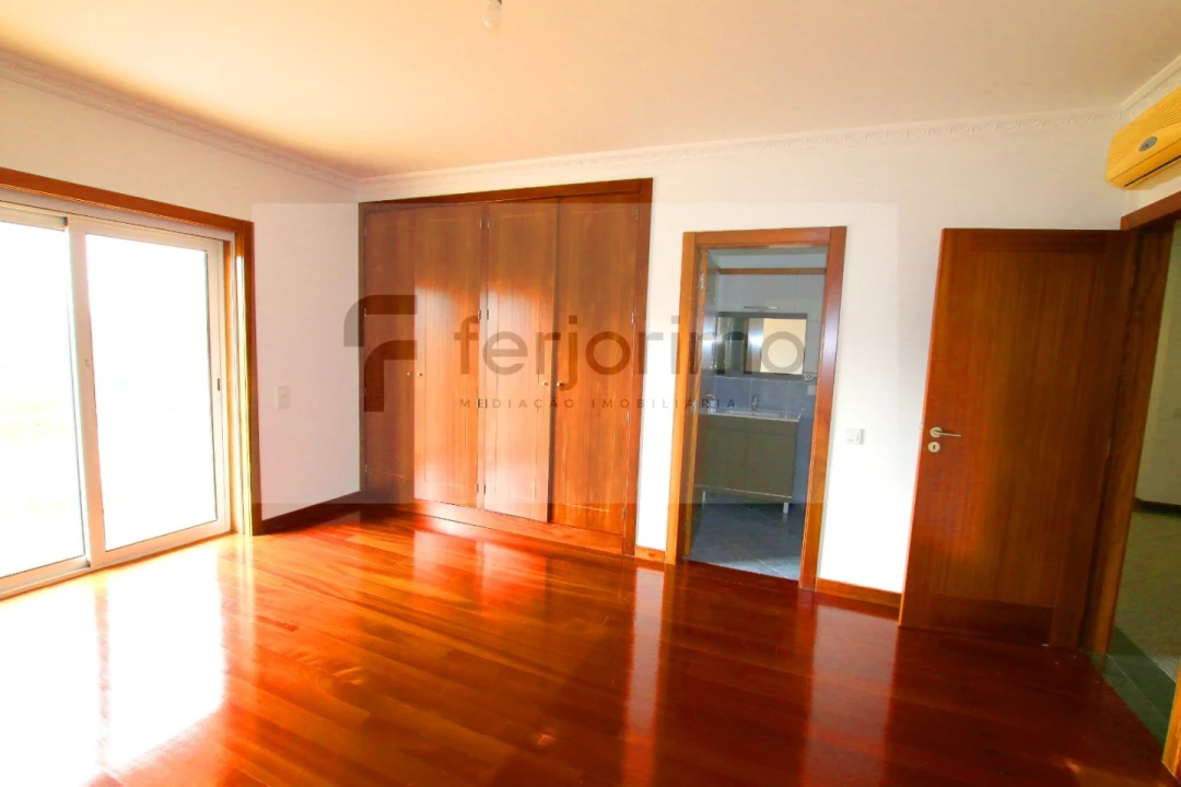 Moradia T4 para Venda em Serzedo e Calvos Foto 21