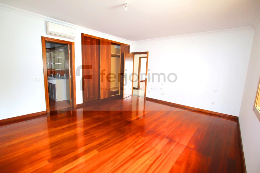 Moradia T4 para Venda em Serzedo e Calvos Foto 24