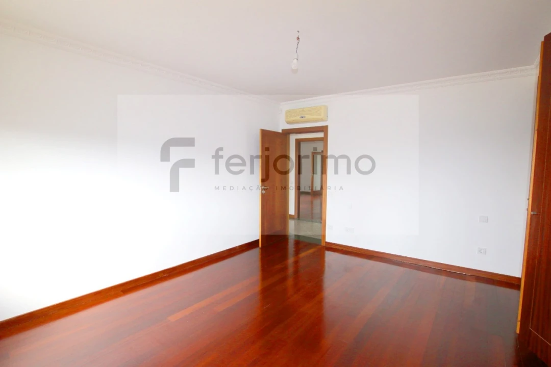 Moradia T4 para Venda em Serzedo e Calvos Foto 26