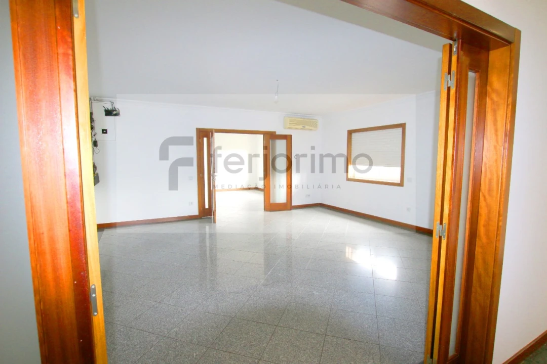 Moradia T4 para Venda em Serzedo e Calvos Foto 17