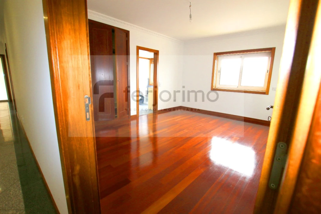 Moradia T4 para Venda em Serzedo e Calvos Foto 28