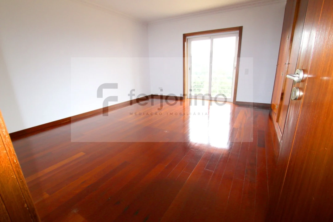 Moradia T4 para Venda em Serzedo e Calvos Foto 25