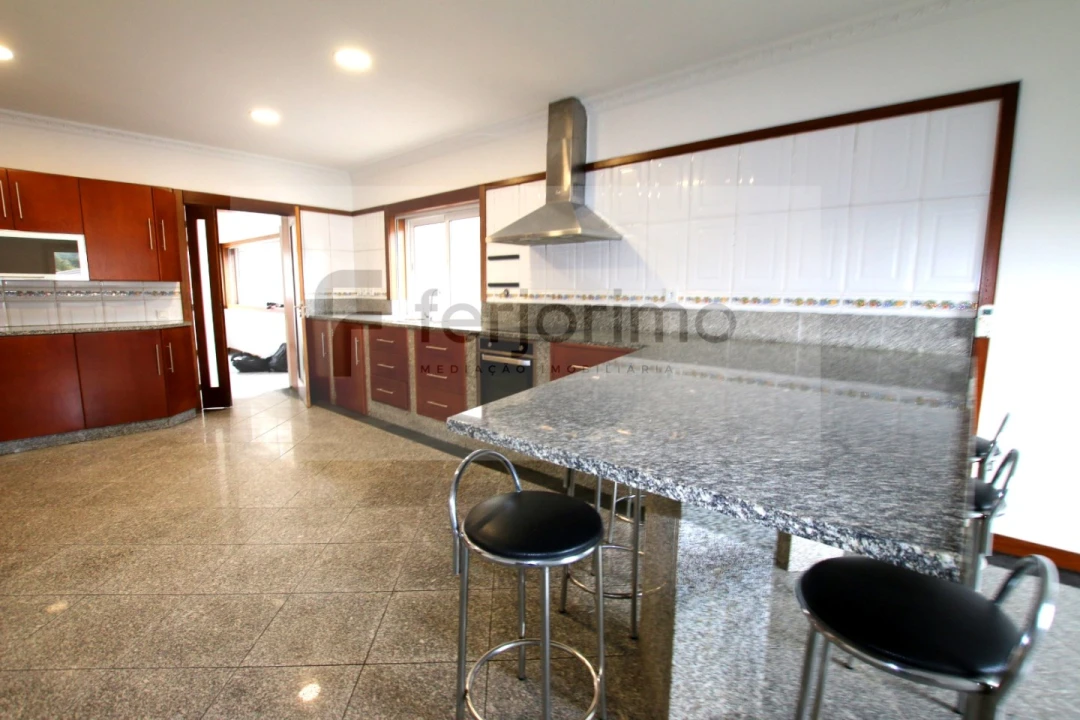 Moradia T4 para Venda em Serzedo e Calvos Foto 11