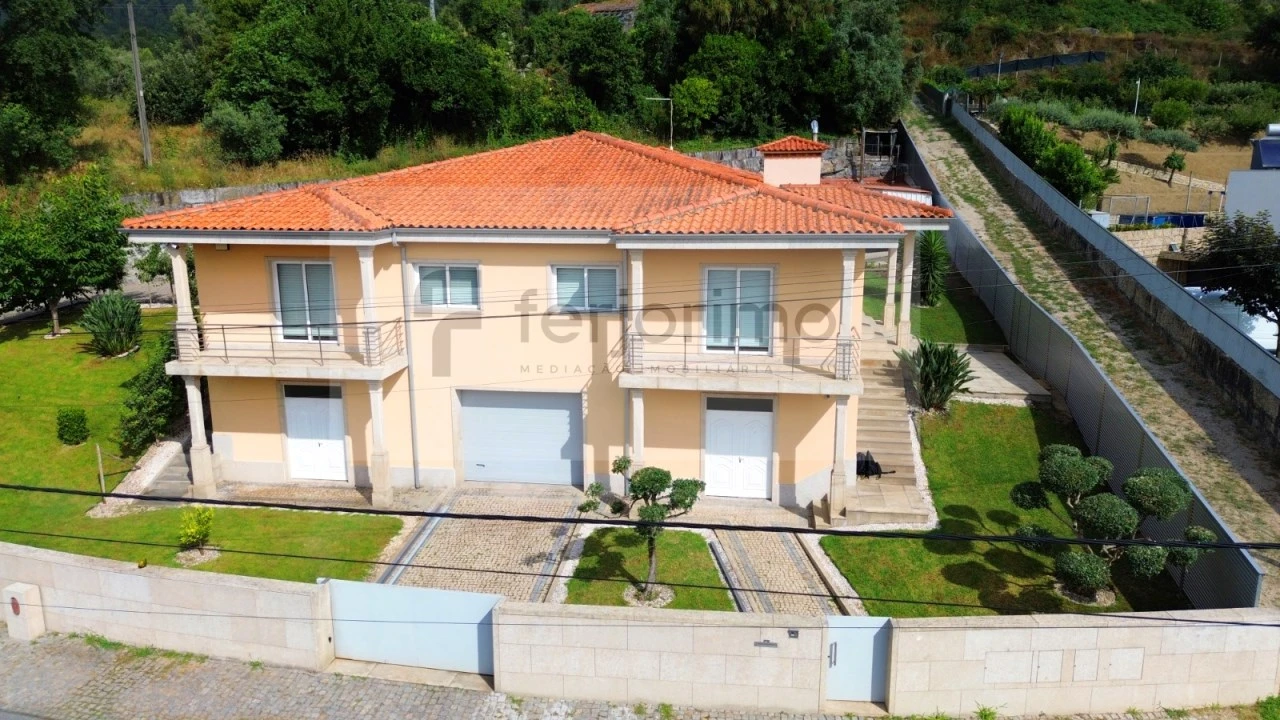 Moradia T4 para Venda em Serzedo e Calvos Foto 1