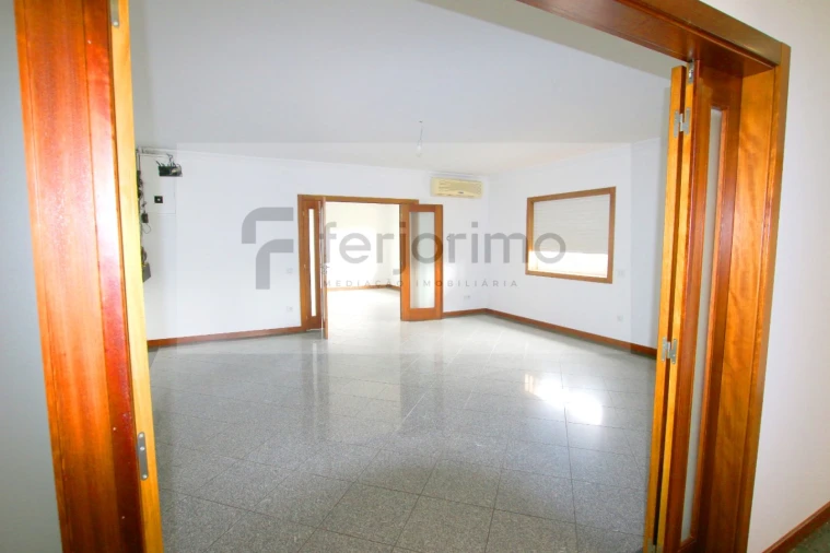 Moradia T4 para Venda em Serzedo e Calvos Foto 17