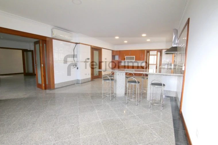 Moradia T4 para Venda em Serzedo e Calvos Foto 9