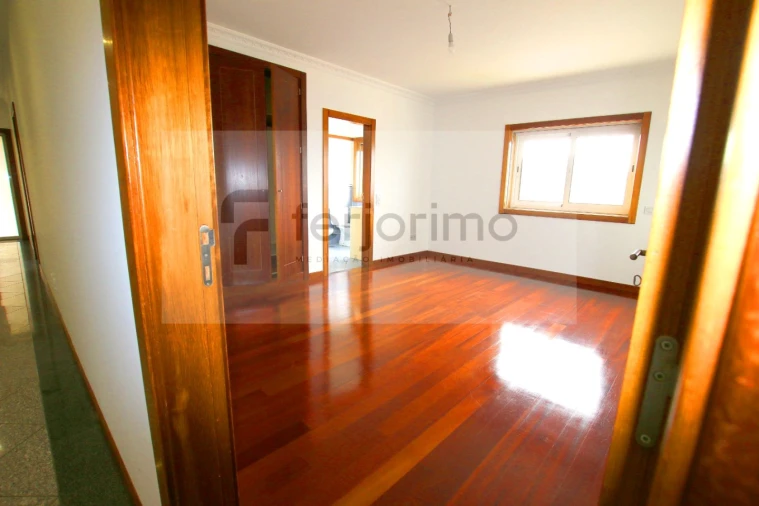 Moradia T4 para Venda em Serzedo e Calvos Foto 28